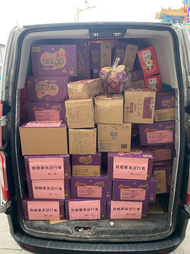 大兴融汇社区居民给“大白”送爱心物资，，，，，，，，双方隔空加油让人泪目